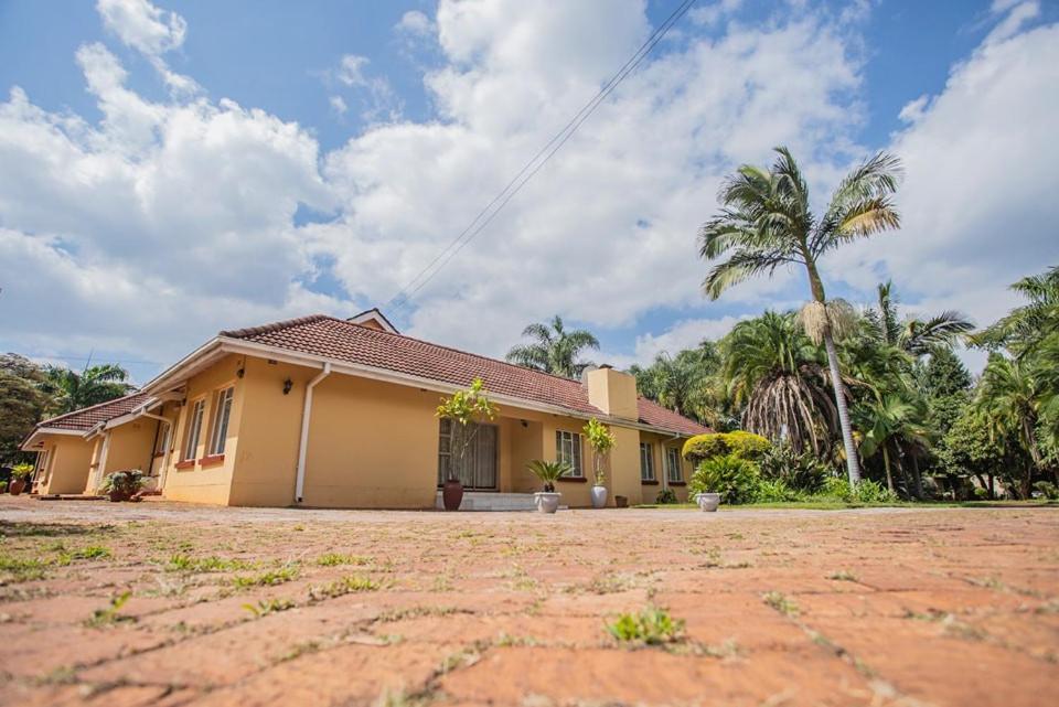 Palm villa Harare Exteriör bild