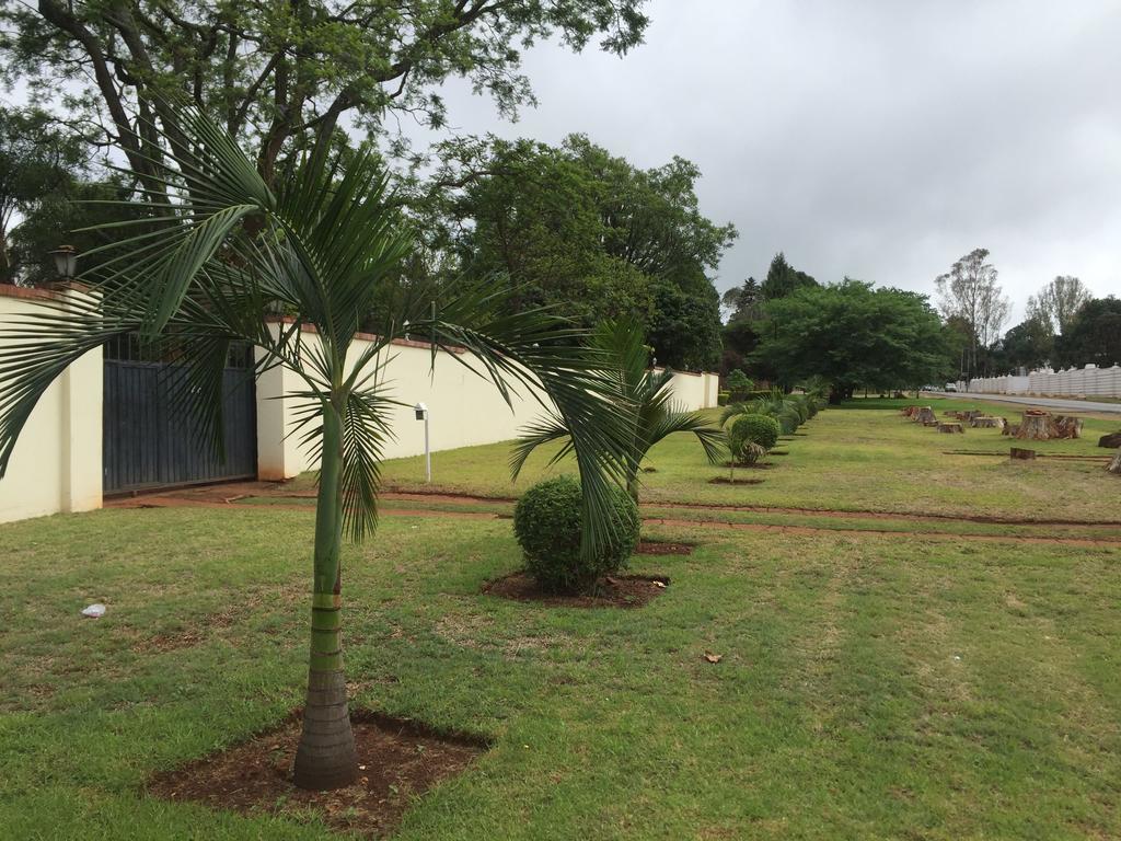 Palm villa Harare Exteriör bild