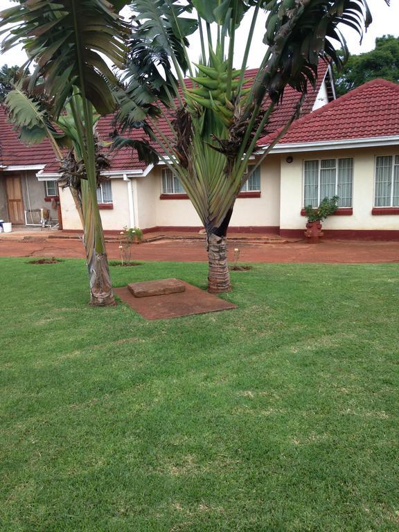 Palm villa Harare Exteriör bild