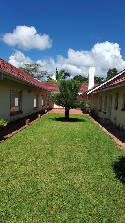 Palm villa Harare Exteriör bild