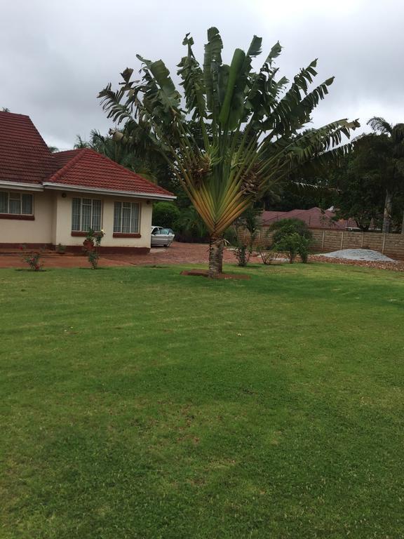 Palm villa Harare Exteriör bild