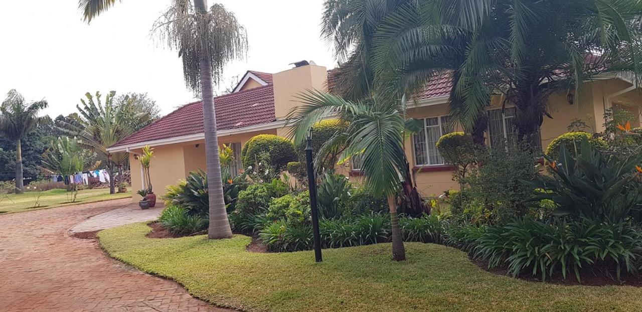 Palm villa Harare Exteriör bild